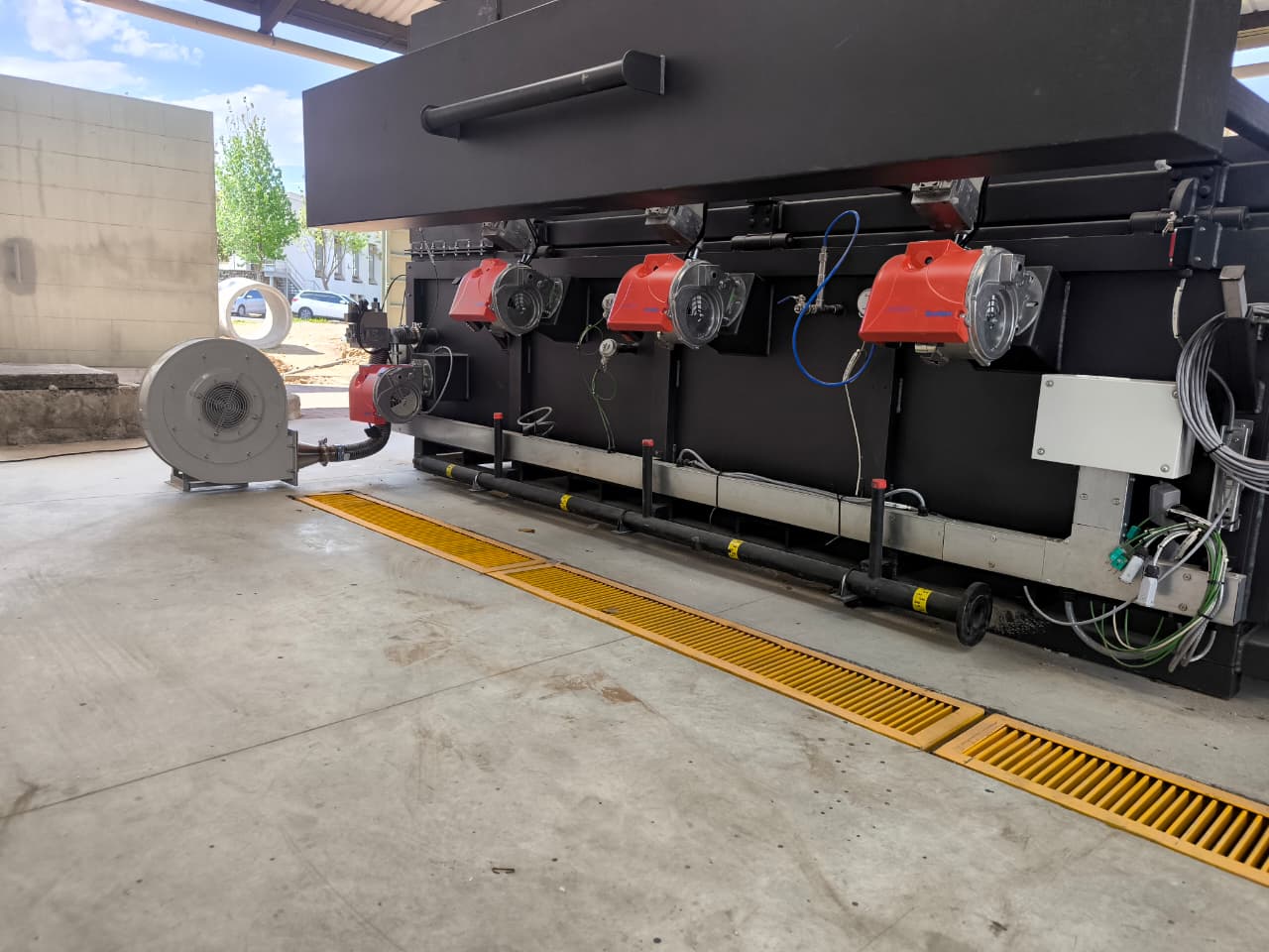 Equipo de tratamiento térmico instalado bajo una estructura metálica cubierta